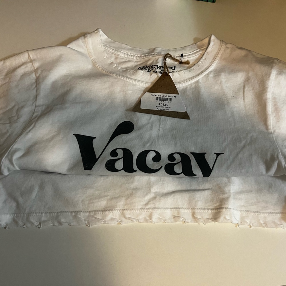 BNWT. Vacay s’il vous plait t-shirt! White with black writing. XS. - Picture 5 of 6